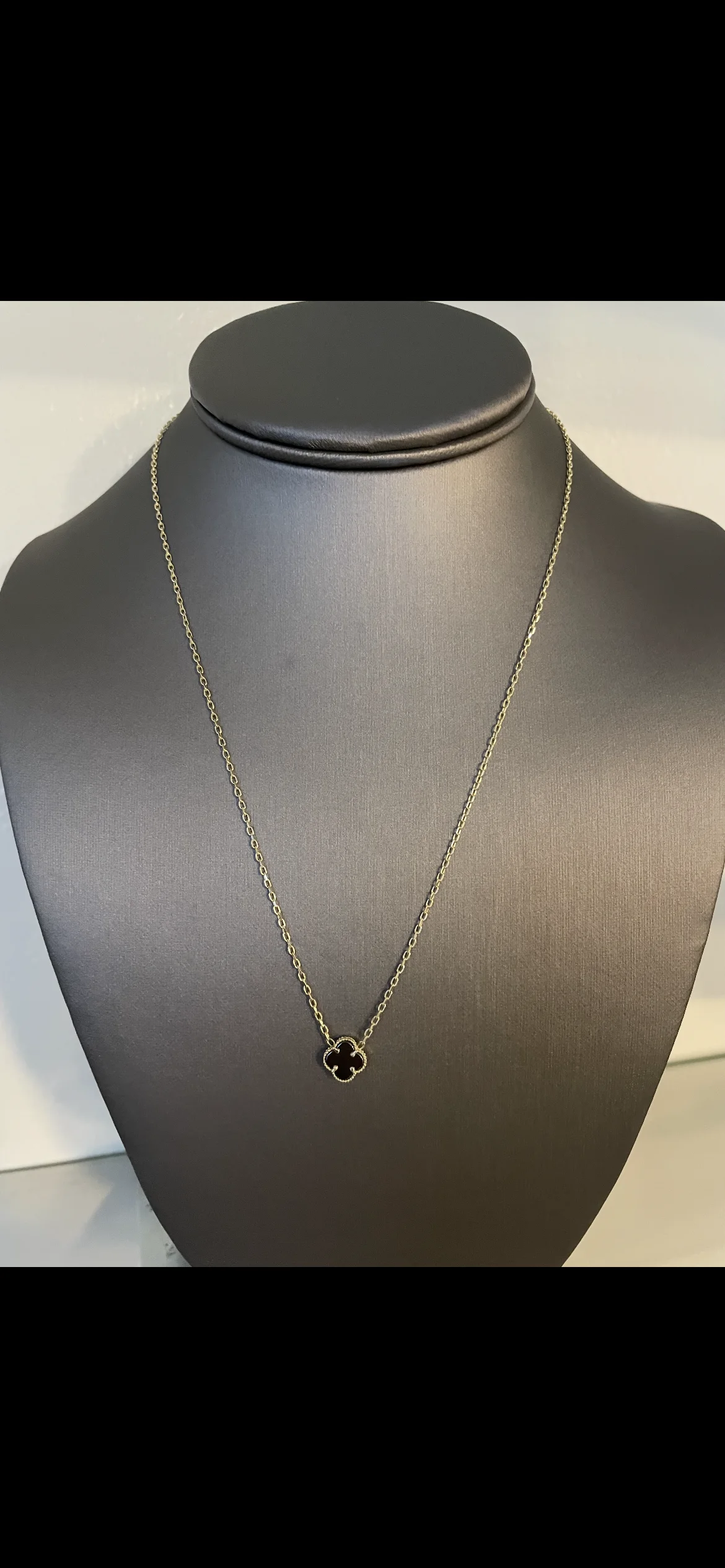 Collar de trébol de ónix en oro amarillo de 10k