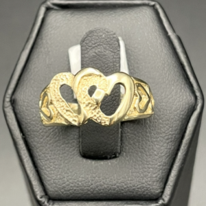 14k yellow gold cast ring without stones.

Anillo fundido en oro amarillo de 14k sin piedras.