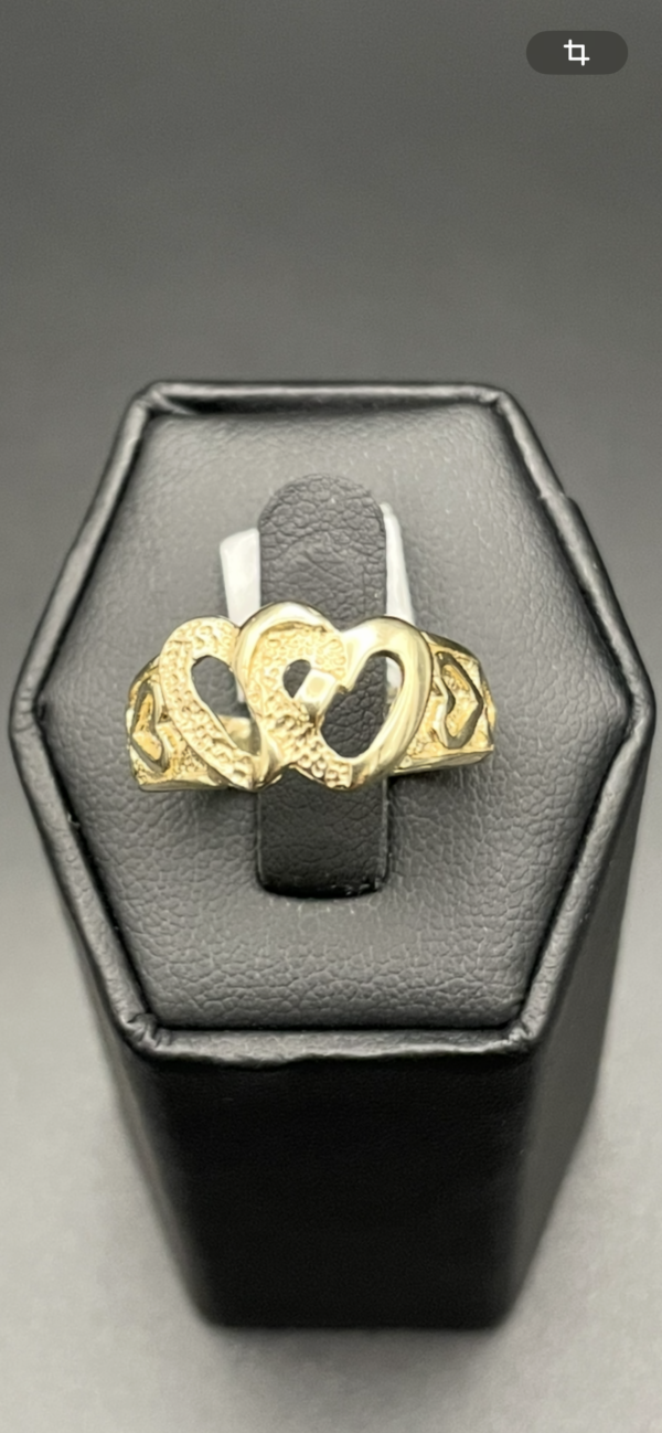 14k yellow gold cast ring without stones.

Anillo fundido en oro amarillo de 14k sin piedras.